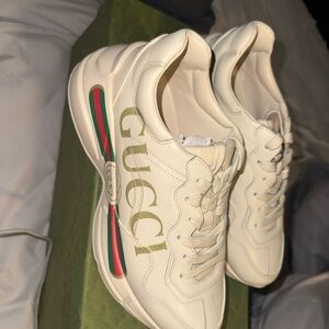 Gucci Off-White Sneakers with Green and Red Stripe